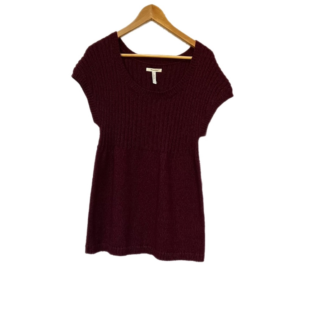 Old Navy Knit Maternity top with ribbed design and baby doll style w/cap sleeves